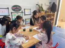 Hình ảnh các cô trong Ban Giám hiệu tham gia hoạt động cùng trẻ