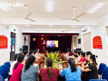 Hình ảnh đảng viên học tập Nghị quyết tại Trụ sở Trường Mầm non Tân Ước