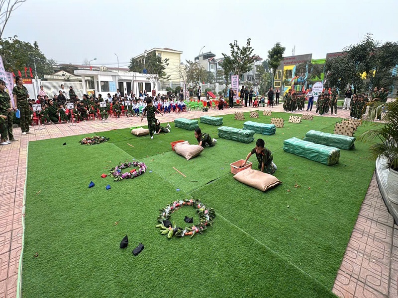 Ngày hội Chúng cháu vui khỏe "Bé tập làm chú bộ đội" của các bé Trường mầm non Tân Ước