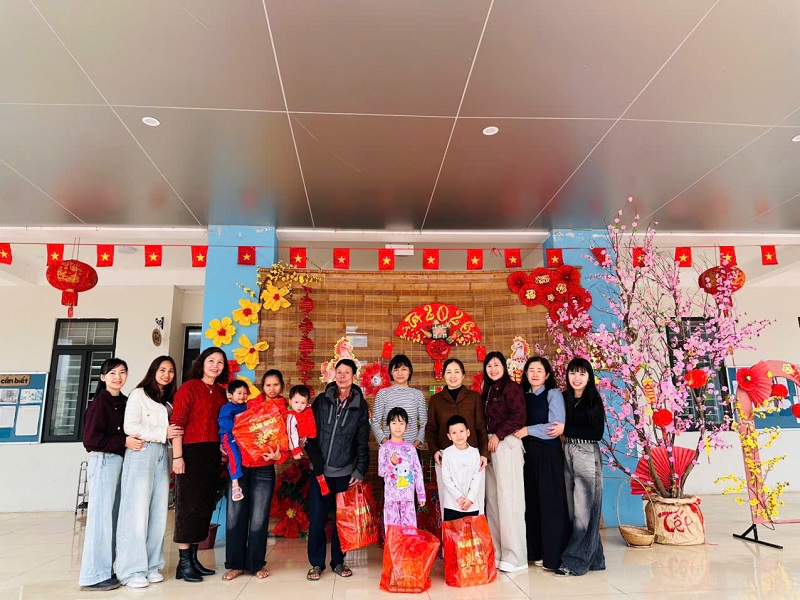 Đại diện nhà trường cùng Ban đại diện CMTE tặng quà cho các cháu có hoàn cảnh khó khăn nhân dịp Tết Nguyên Đán 2026