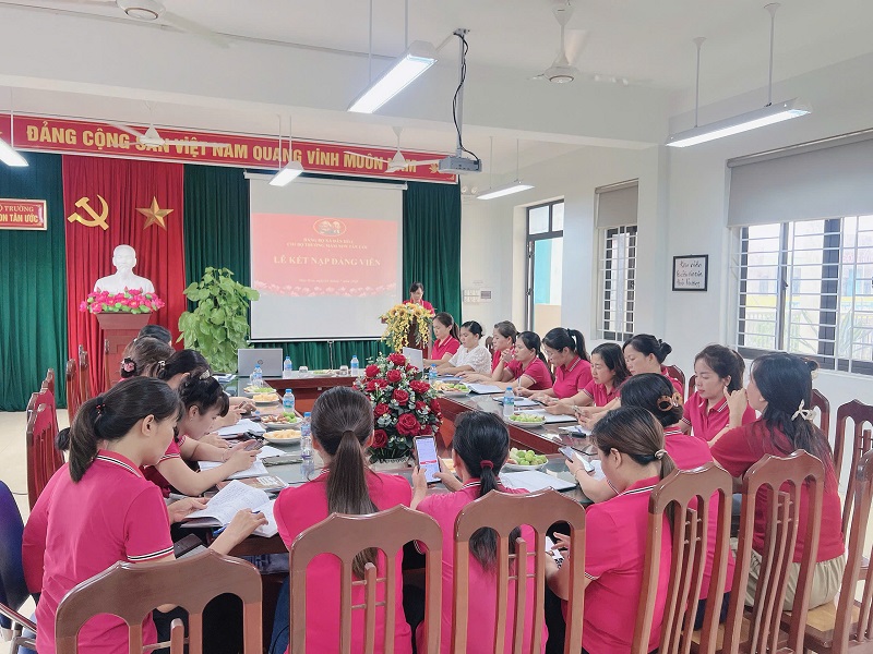 Chi bộ trường Mầm non Tân Ước tổ chức Lễ kết nạp đảng viên mới và sinh hoạt định kỳ Tháng 7/2026
