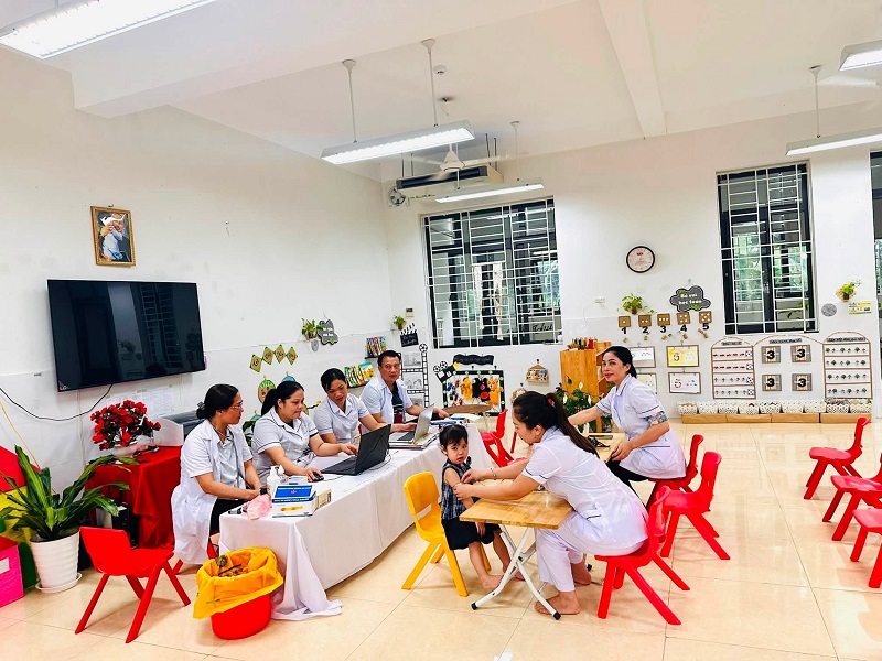 Hoạt động khám sức khỏe cho trẻ khởi đầu năm học mới 2026-2027