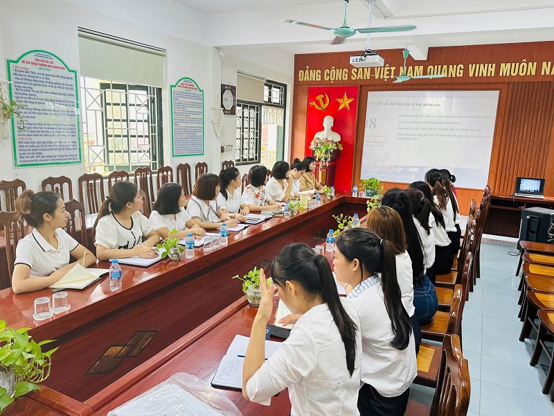Cán bộ, đảng viên trường Mầm non Tân Ước tham dự Hội nghị trực tuyến quan triệt Nghị quyết Trung ương III, khóa XIV và các Nghị quyết, Chỉ thị của Bộ Chính trị