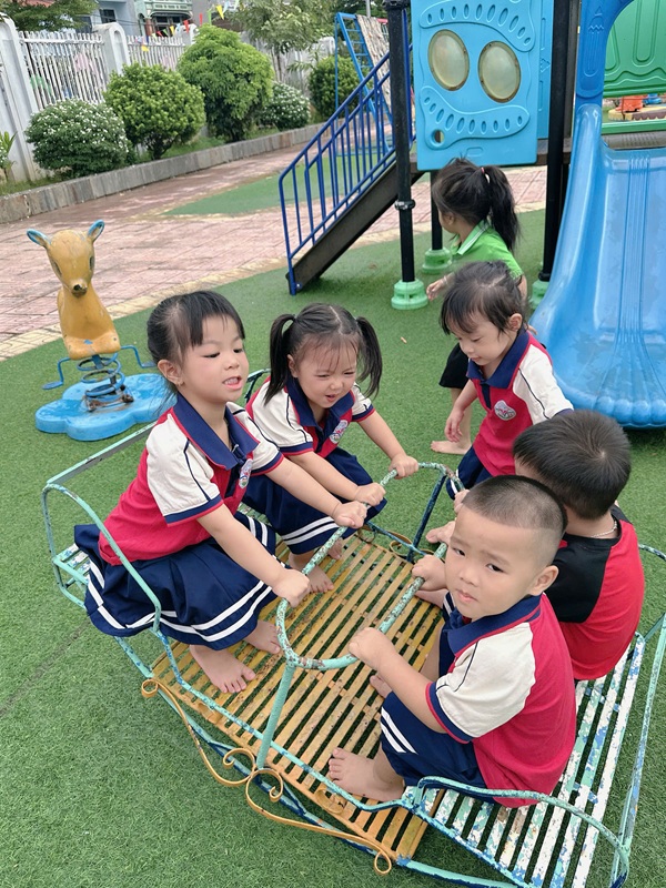 Hoạt động ngoài trời của các Bé 3 tuổi, lớp C2 trường Mầm non Tân Ước