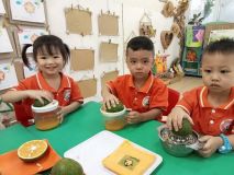 Các bé 3T biết vắt nước cam rồi ba mẹ nhé