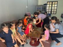Các bé được cô giáo dẫn đi thăm phòng làm việc của cô HT, PHT
