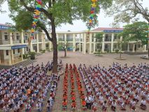 Các bé 5 tuổi được Cô dẫn sang trường Tiểu học thăm quan trước khi bước vào Lớp 1