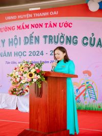 Hình ảnh Cô Lê Thị Minh Giáp - HT nhà trường đọc diễn văn khai trường và đánh trống khai trường