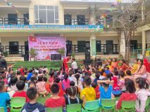 Hình ảnh Trẻ giao lưu chào mừng ngày Quốc Tế Phụ Nữ 8-3