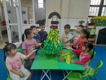 Hoạt động làm cây thông Noen của các bé lớp A2
