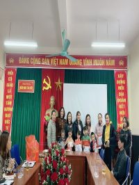Đại diện BGH Trường MN Tân Ước tặng quà các cháu có hoàn cảnh khó khăn dịp Tết nguyên đán Giáp Thìn 2024