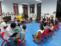 Hình ảnh Nhà trường kết hợp với Trạm y tế xã tổ chức khám sức khỏe cho trẻ năm học 2024 - 2025