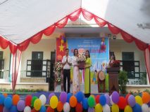Đại diện đoàn thể tặng hoa