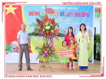 Hình ảnh cô Hiệu trưởng đại diện lên nhận quà của các cơ quan  đoàn thể