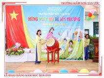 Hình ảnh Cô Hiệu trưởng đánh trống khai trường