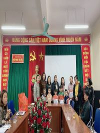 BGH đại diện, đại diện CMTE tặng quà cho các bé có hoàn cảnh khó khăn