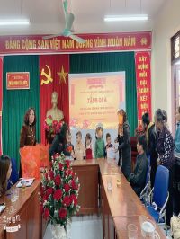 BGH đại diện, đại diện CMTE tặng quà cho các bé có hoàn cảnh khó khăn