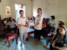 Đại diện nhà trường cùng đại diện CMTE đến tặng quà cho gia đình cháu bé học lớp B2 gặp tai nạn có hoàn cảnh khó khăn