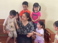 Các bé rất vui khi được cô HT yêu thương