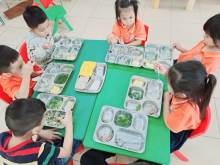 Bữa "Cơm khay" hấp dẫn để các con thích thú và ăn hết xuất