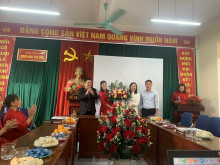 Dai dien UBND xa tang hoa nhan ngay 20 11