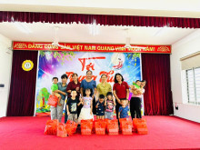 BGH nhà trường kết hợp với Ban đại diện CMHS tặng quà cho các cháu có hoàn cảnh khó khăn nhân dịp Tết Trung thu