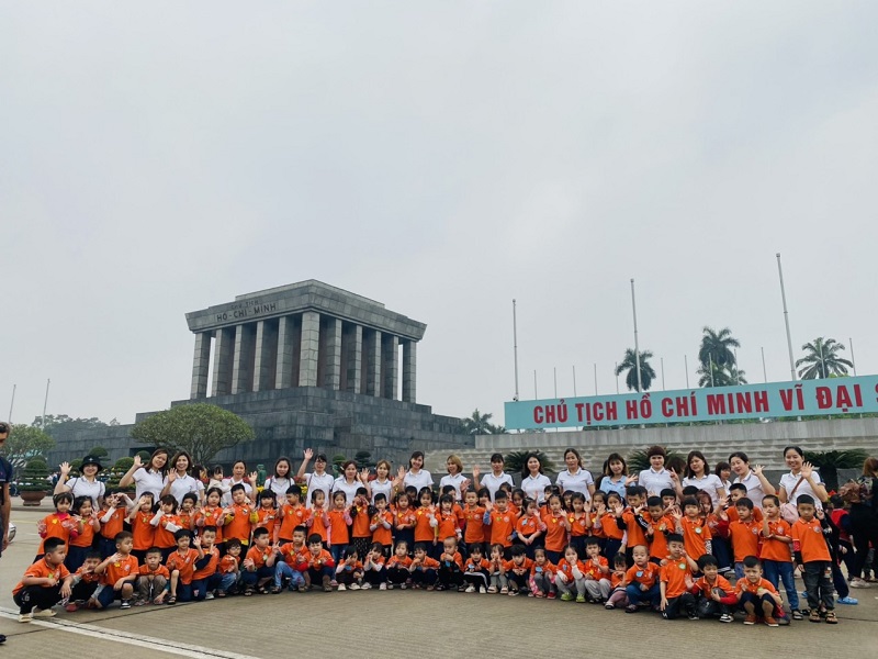 Cô và các bé được viếng thăm Lăng Chủ tịch Hồ Chí MInh