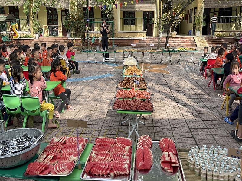 Tiec Buffet của các bé trường MN Tân Ước