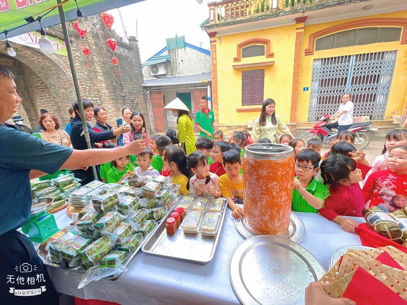 Hoạt động trải nghiệm đến với Lễ hội truyền thống làng nghề giò chả tại Ước Lễ của các bé 5 tuổi trường mầm non Tân Ước