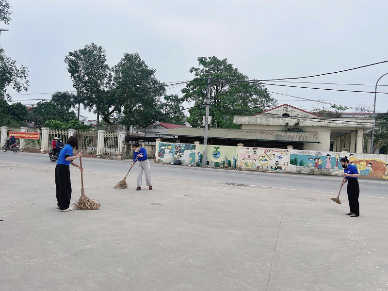 Đoàn Thanh niên nhà trường tổ chức tổng vệ sinh môi trường chào mừng ngày "Bầu cử đại biểu Quốc hội và HĐND các cấp"