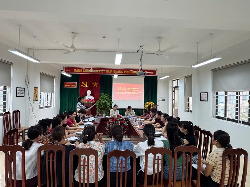 Chi bộ trường Mầm non Tân Ước tổ chức sinh hoạt chuyên đề